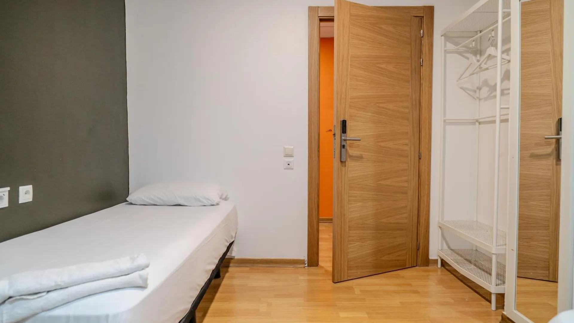 Holidaysbcn Rooms Barcelona Hostel