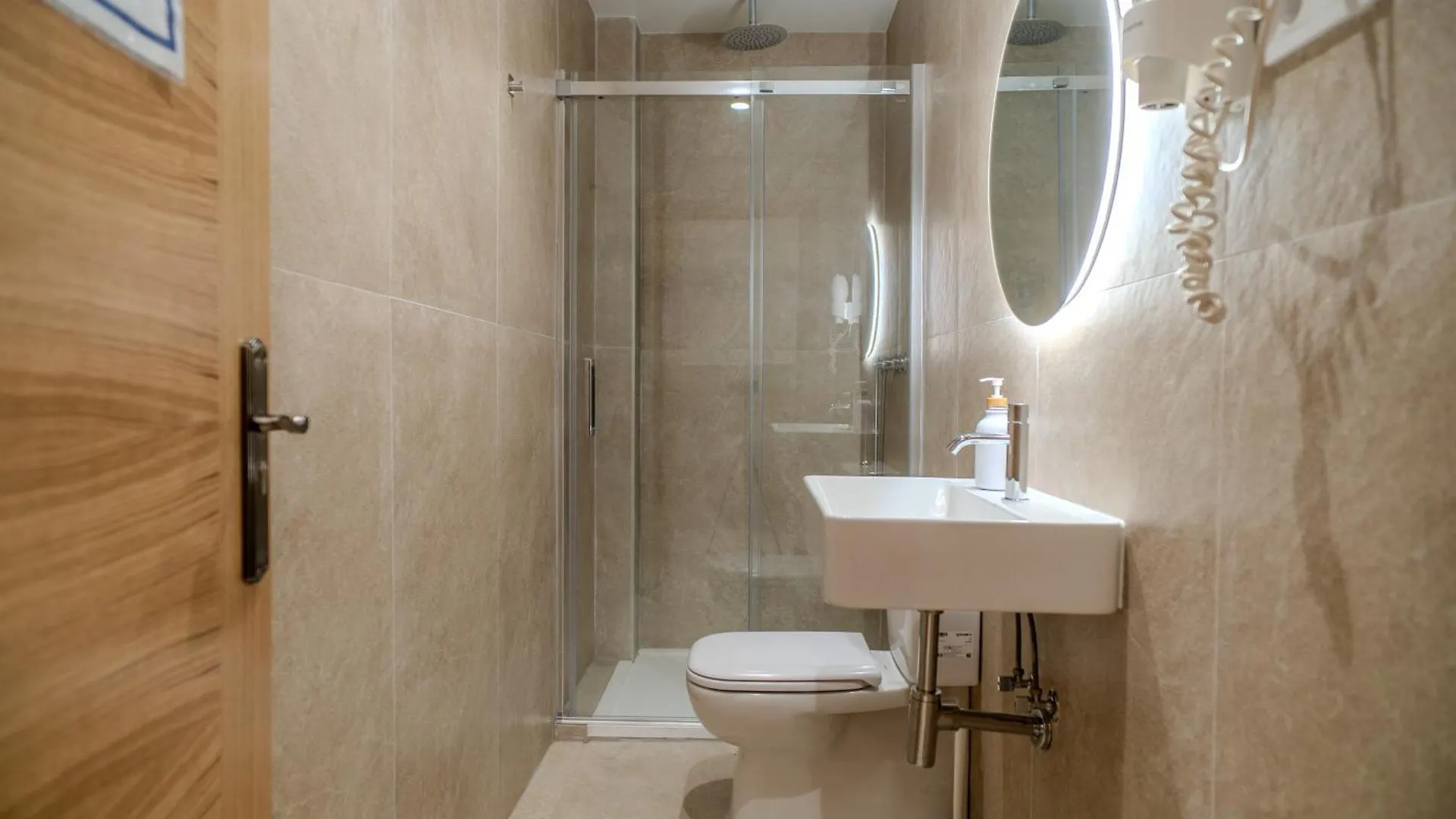 Hostel Holidaysbcn Rooms Barcelona Spain